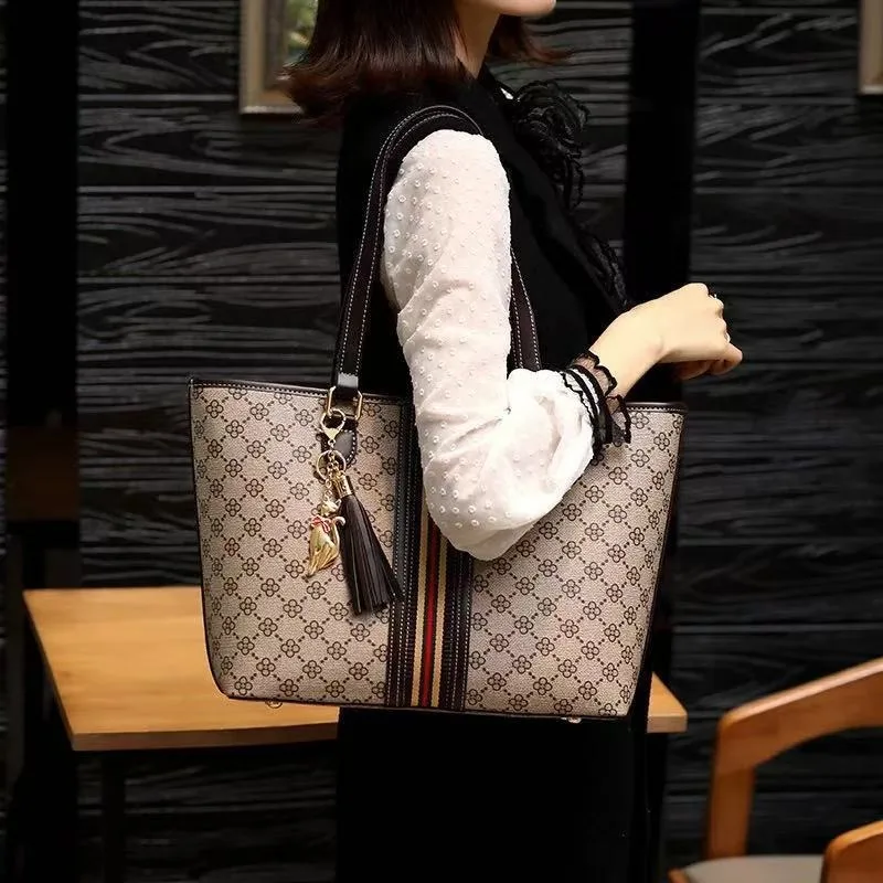 Luxury All-In-One Tote Designer Diaper Bag For Women Large Capacity Elegant Leather Crossbody Handbag For Multi-Functional Use
Luxury All-In-One Tote Designer Diaper Bag For Women Large Capacity Elegant Leather Crossbody Handbag For Multi-Functional Use