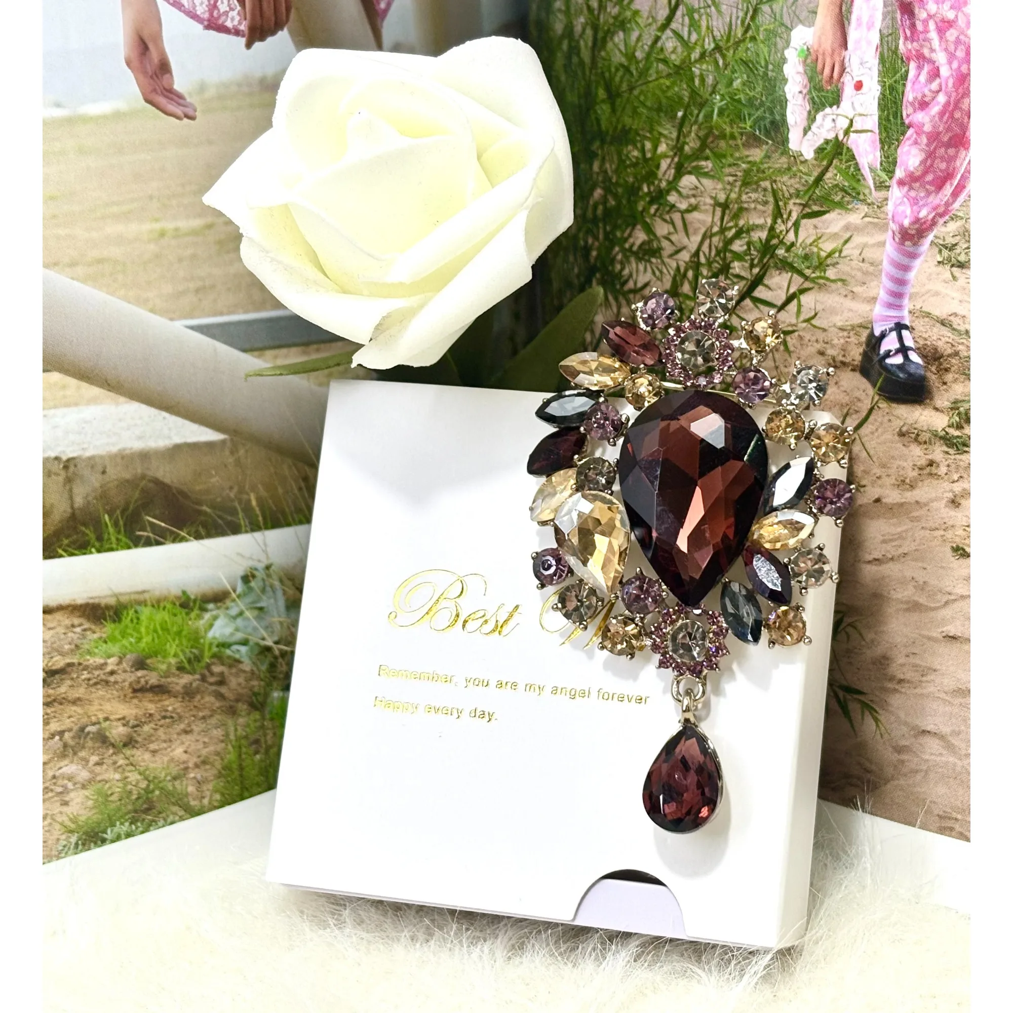 Fashion creative alloy super flash rhinestone brooch creative personalized pendant suitable for daily gift giving
Fashion creative alloy super flash rhinestone brooch creative personalized pendant suitable for daily gift giving