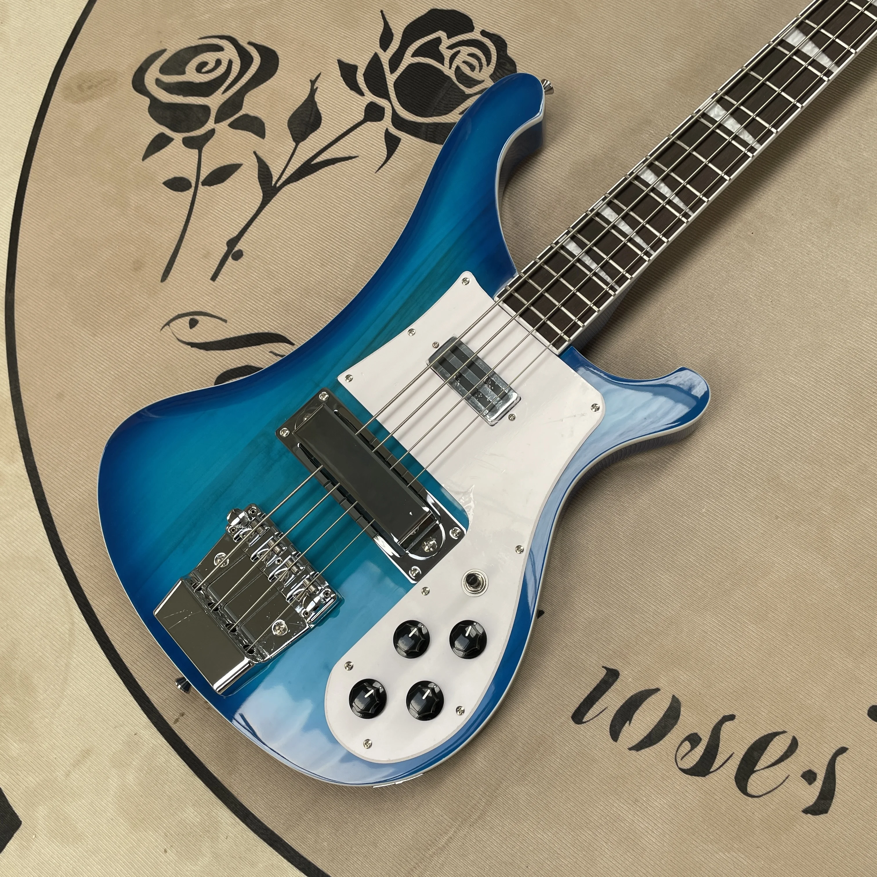 4-струнная синяя электрическая бас-гитара с хромированной фурнитурой, белые гитары-накладки
4-струнная синяя электрическая бас-гитара с хромированной фурнитурой, белые гитары-накладки