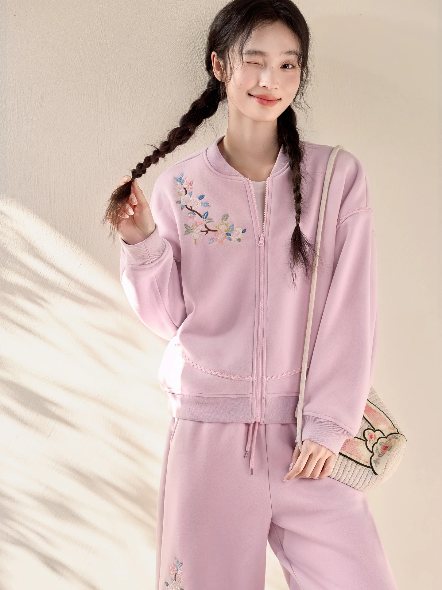 Трикотажный повседневный комплект с цветочной вышивкой, женский свободный крой, длинный свитшот и брюки све, костюм из двух предметов, зимний теплый ...
Трикотажный повседневный комплект с цветочной вышивкой, женский свободный крой, длинный свитшот и брюки све, костюм из двух предметов, зимний теплый ...