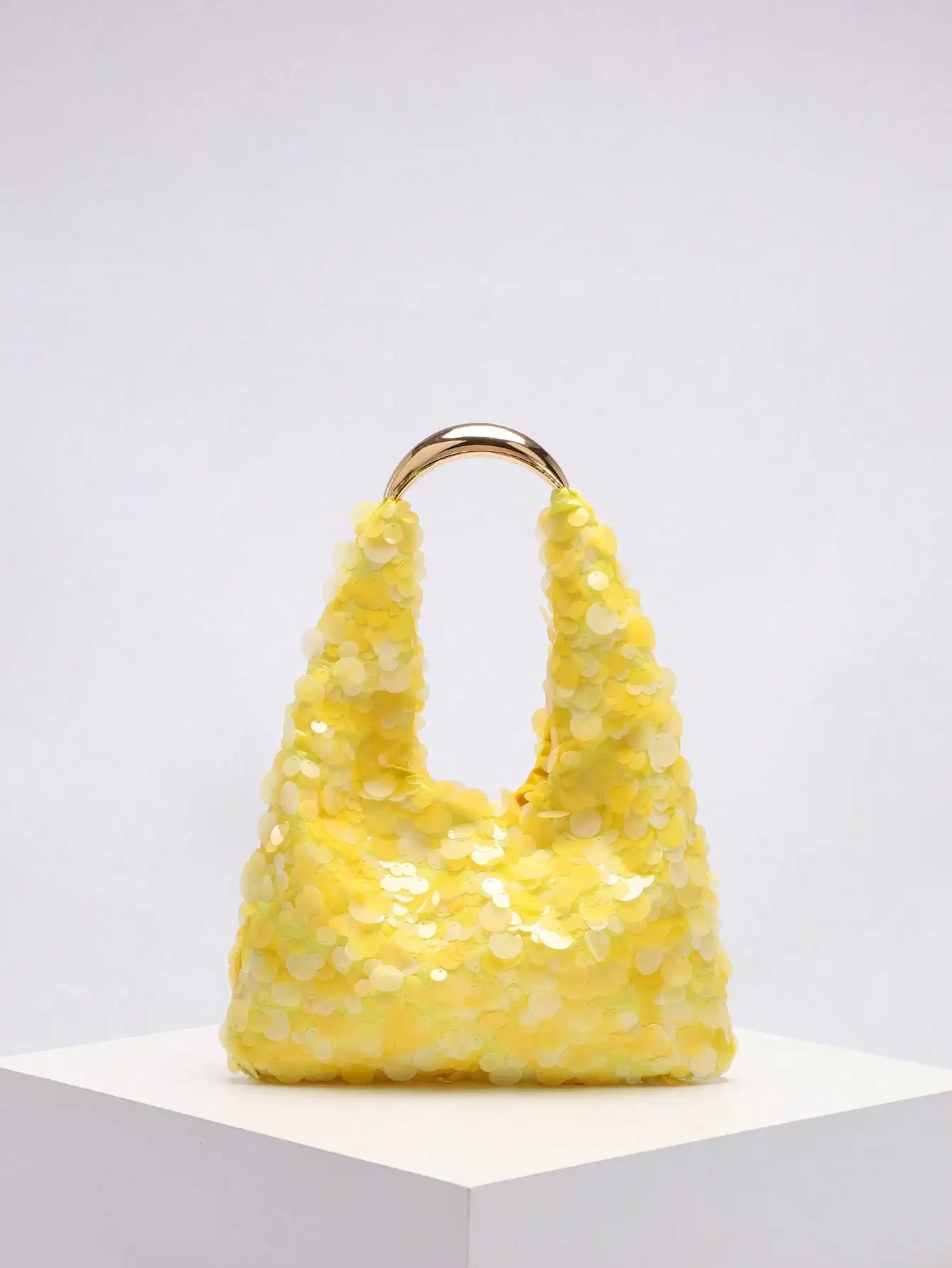 Желтая асимметричная сумка-тоут с пайетками и металлической ручкой в форме полумесяца
Желтая асимметричная сумка-тоут с пайетками и металлической ручкой в форме полумесяца