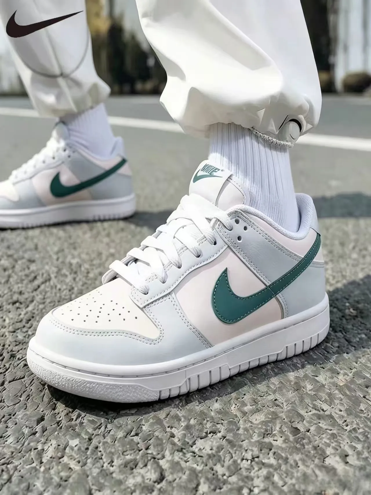 Nike Dunk Low GS Sneakers Big Kids Breathable Leather Casual Skate Shoes Classic Outdoor Walking Sports Trainers FD1232-002
Nike Dunk Low GS Sneakers Big Kids Breathable Leather Casual Skate Shoes Classic Outdoor Walking Sports Trainers FD1232-002
