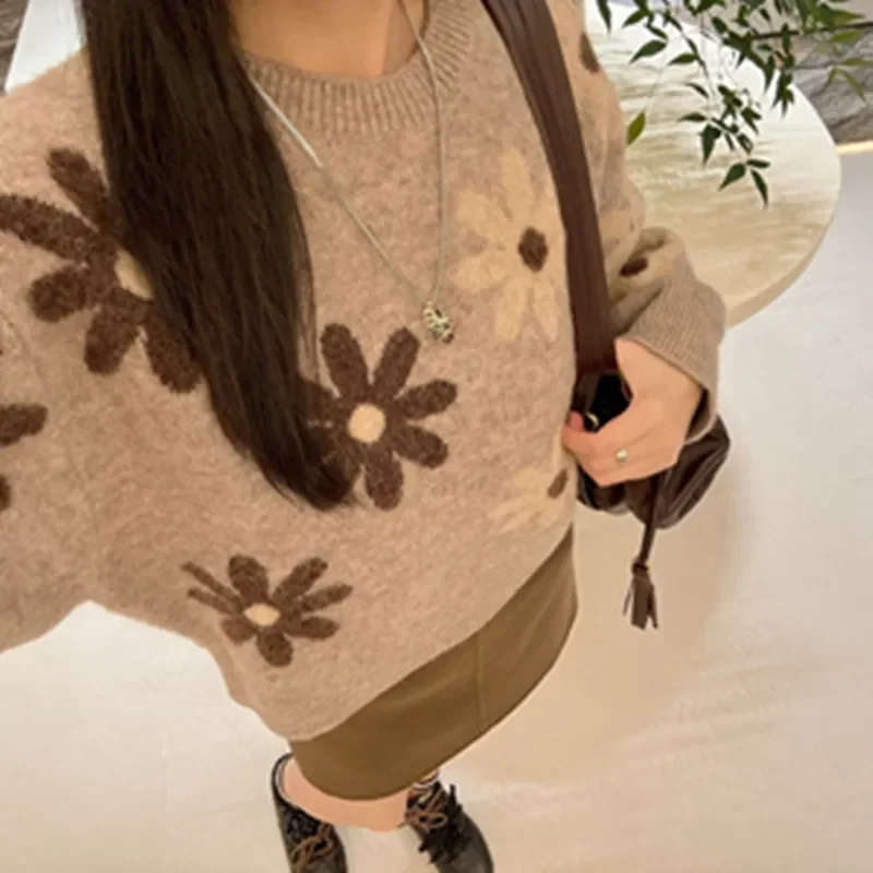 2024 Autumn New Women's Contrast Color Daisy Print Sweater O-Neck Long Sleeve Loose Wool Blend Knitted Pullover for Ladies
2024 Autumn New Women's Contrast Color Daisy Print Sweater O-Neck Long Sleeve Loose Wool Blend Knitted Pullover for Ladies