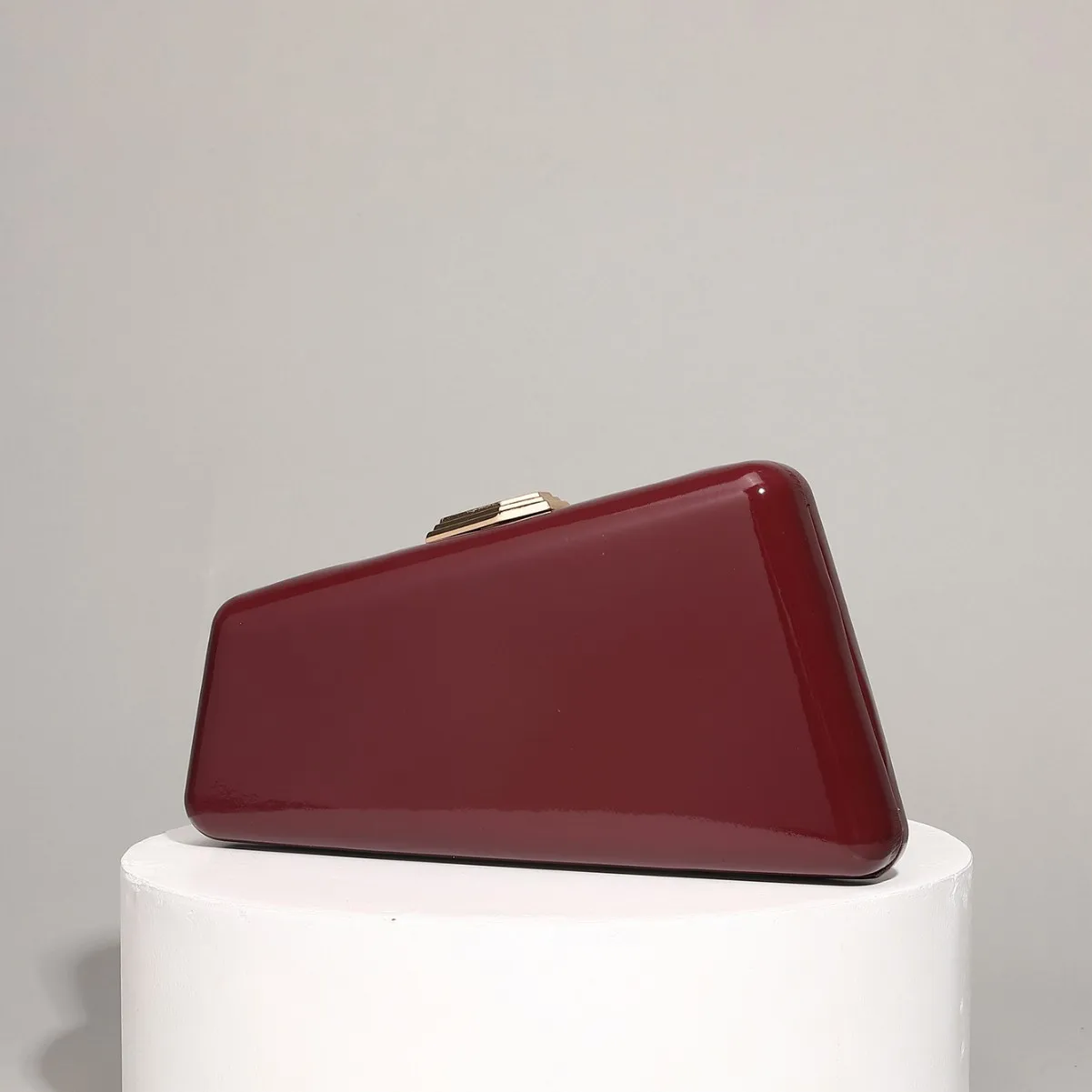 Mirror PU square buckle clutch patent leather box retro messenger banquet daily versatile dinner bag women's bag
Mirror PU square buckle clutch patent leather box retro messenger banquet daily versatile dinner bag women's bag