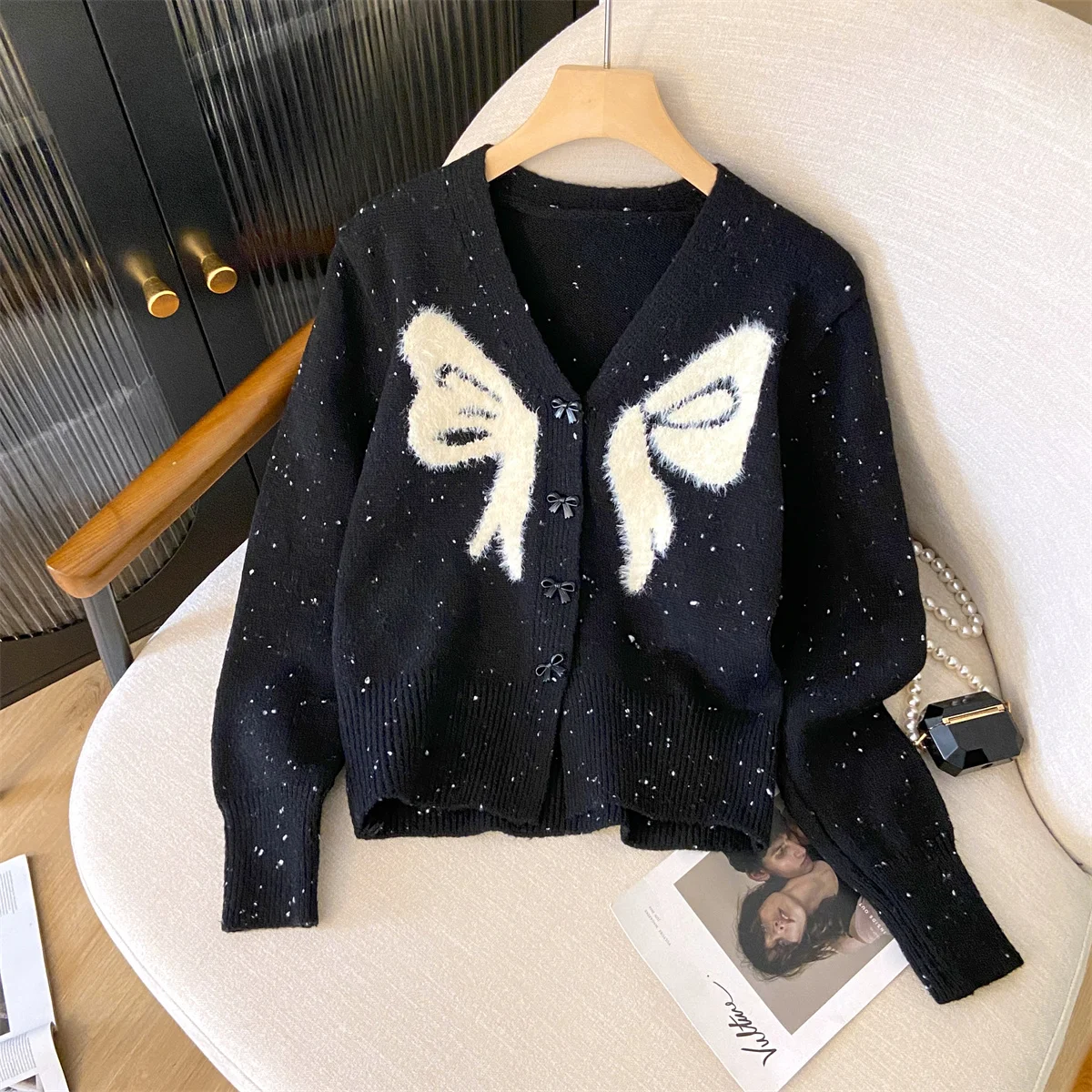 Women's V-neck Long-sleeved Casual Sweater with Bow, Y2K Fashion, High Street Style, Retro Top Sweater for Office Wear
Women's V-neck Long-sleeved Casual Sweater with Bow, Y2K Fashion, High Street Style, Retro Top Sweater for Office Wear