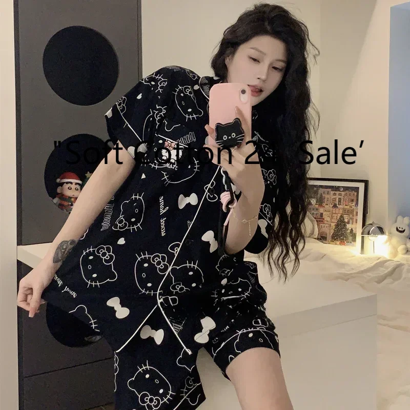Sanrio пижамы летние с короткими рукавами короткий хлопковый костюм-двойка Hello Kitty домашняя одежда женский костюм с героями мультфильмов пижамы Hello Kitty
Sanrio пижамы летние с короткими рукавами короткий хлопковый костюм-двойка Hello Kitty домашняя одежда женский костюм с героями мультфильмов пижамы Hello Kitty