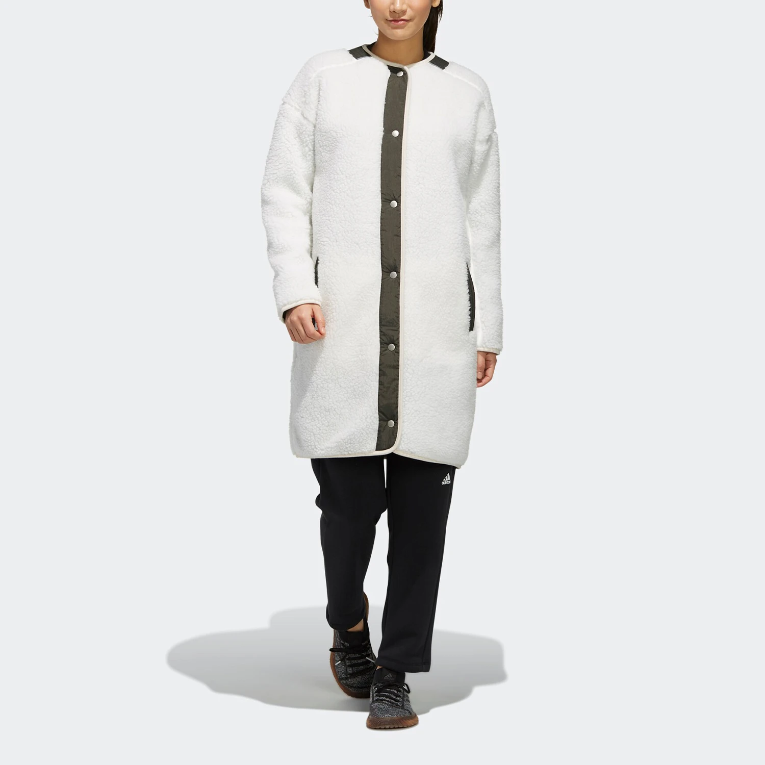 Женская трикотажная куртка Adidas Authentic в спортивном стиле ED1510
Женская трикотажная куртка Adidas Authentic в спортивном стиле ED1510