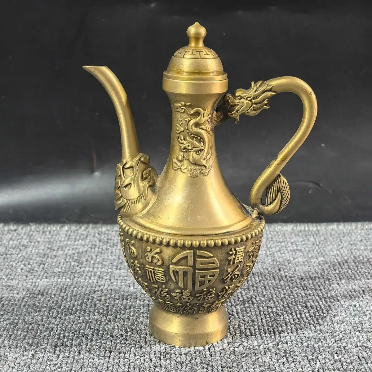 Wine pot Double dragon play beads Fu character relief dragon copper wine ancient old-fashioned creative bronze ornaments
Wine pot Double dragon play beads Fu character relief dragon copper wine ancient old-fashioned creative bronze ornaments