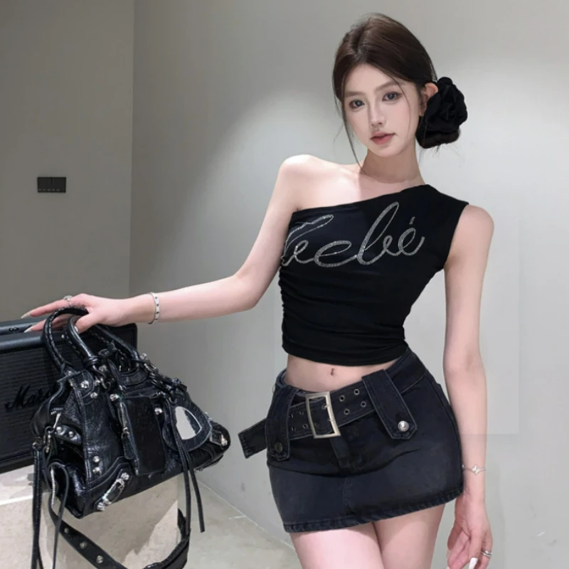 Black Retro Letter-patterned Sexy Off-the-shoulder Vest for Women 2026 Summer New Fashionable Slimming Short Sleeveless Top
Black Retro Letter-patterned Sexy Off-the-shoulder Vest for Women 2026 Summer New Fashionable Slimming Short Sleeveless Top