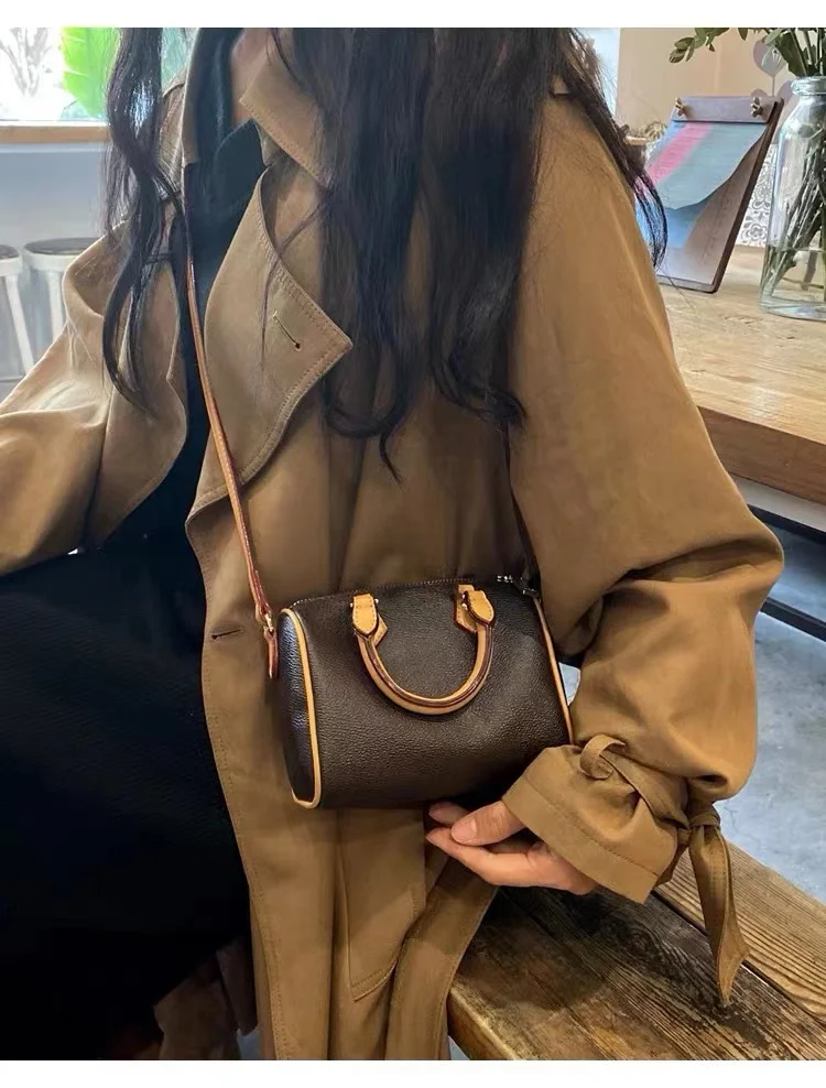 Luxury handbag, crossbody bag, large capacity, spacious with detachable leather shoulder strap bag, luxurious design, trendy
Luxury handbag, crossbody bag, large capacity, spacious with detachable leather shoulder strap bag, luxurious design, trendy