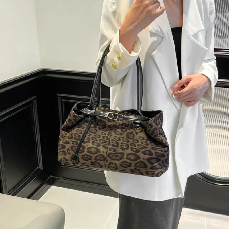 Elegant High-End Minimalist Crossbody Handbag For Women Luxury Leather Vintage Fashion Design Large
Elegant High-End Minimalist Crossbody Handbag For Women Luxury Leather Vintage Fashion Design Large