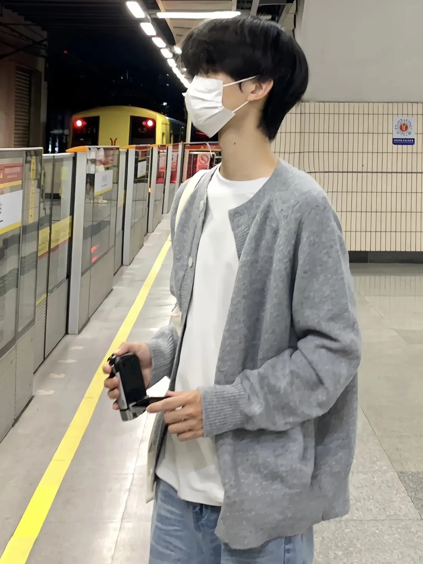 Мужской вязаный кардиган в американском ретро-стиле, осенний, высококачественный, с воротником-стойкой, свободного кроя, повседневный, в стиле Cleanfit
Мужской вязаный кардиган в американском ретро-стиле, осенний, высококачественный, с воротником-стойкой, свободного кроя, повседневный, в стиле Cleanfit