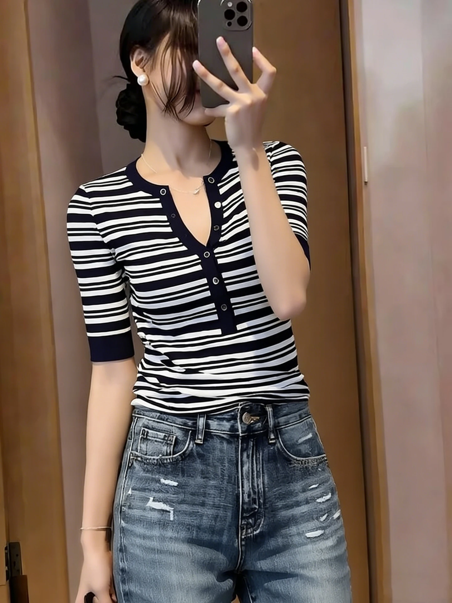Chic Knitted Half Open Button Short Sleeve Slim Fit Women's Top Fashionable Commute Style Striped Color Block Spring Summer T...
Chic Knitted Half Open Button Short Sleeve Slim Fit Women's Top Fashionable Commute Style Striped Color Block Spring Summer T...