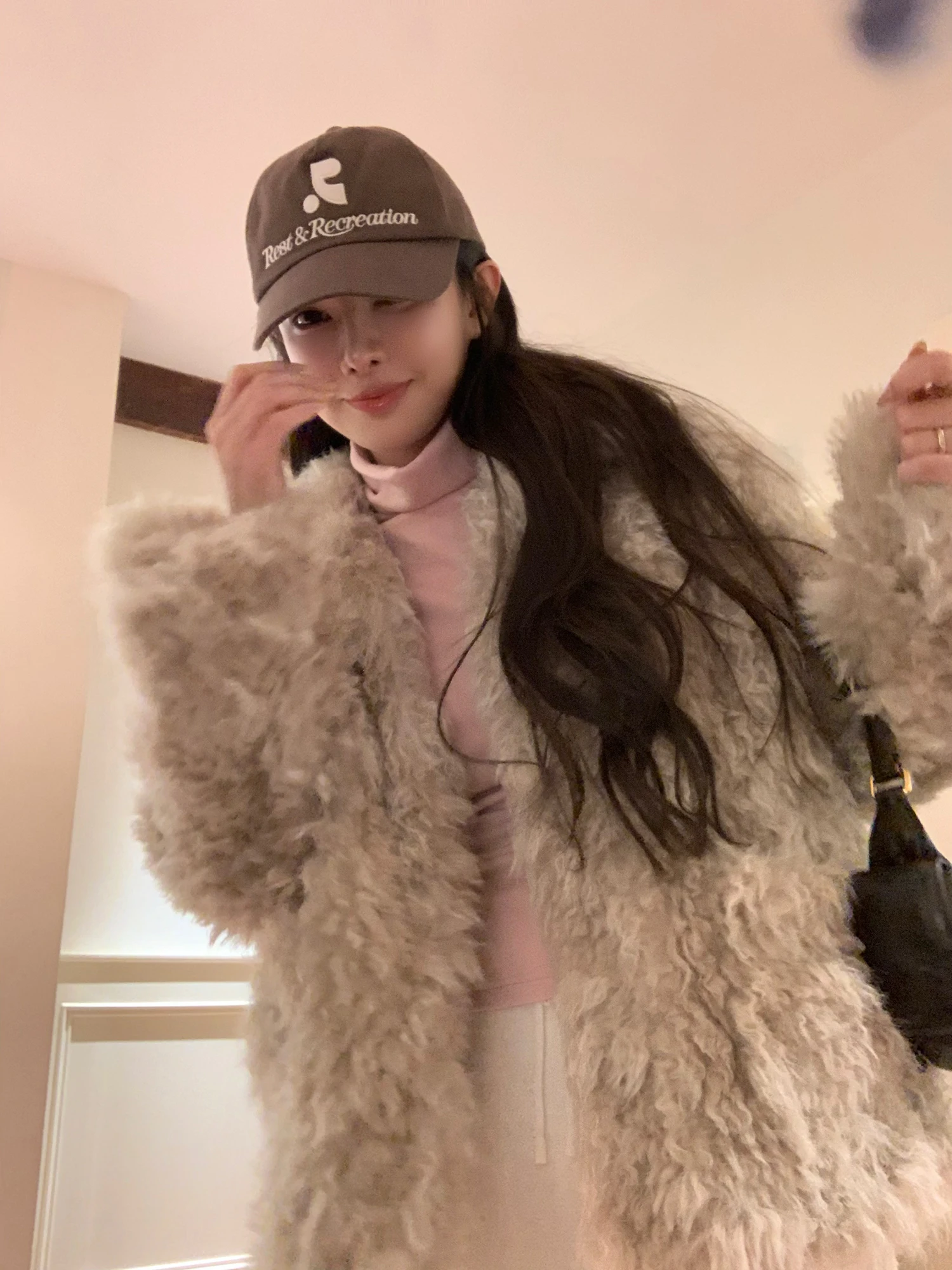 Shiwei Liang Yinguoni Gradient Ombre Loose Lapel Eco-Friendly Fur Coat Long Sleeve Warm Casual Style Polyester Fabric
Shiwei Liang Yinguoni Gradient Ombre Loose Lapel Eco-Friendly Fur Coat Long Sleeve Warm Casual Style Polyester Fabric