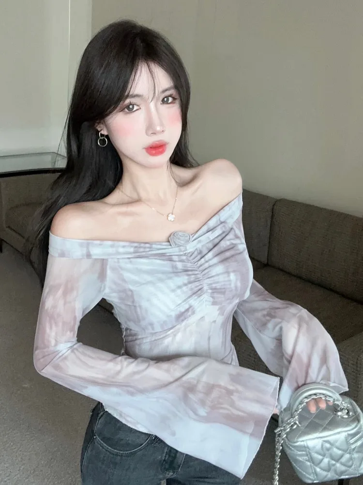 Elegant Gradient Folded One Shoulder Long Sleeve T-Shirt Women's Short Style 3D Flower Bell Sleeve Top Commute Korean Version
Elegant Gradient Folded One Shoulder Long Sleeve T-Shirt Women's Short Style 3D Flower Bell Sleeve Top Commute Korean Version