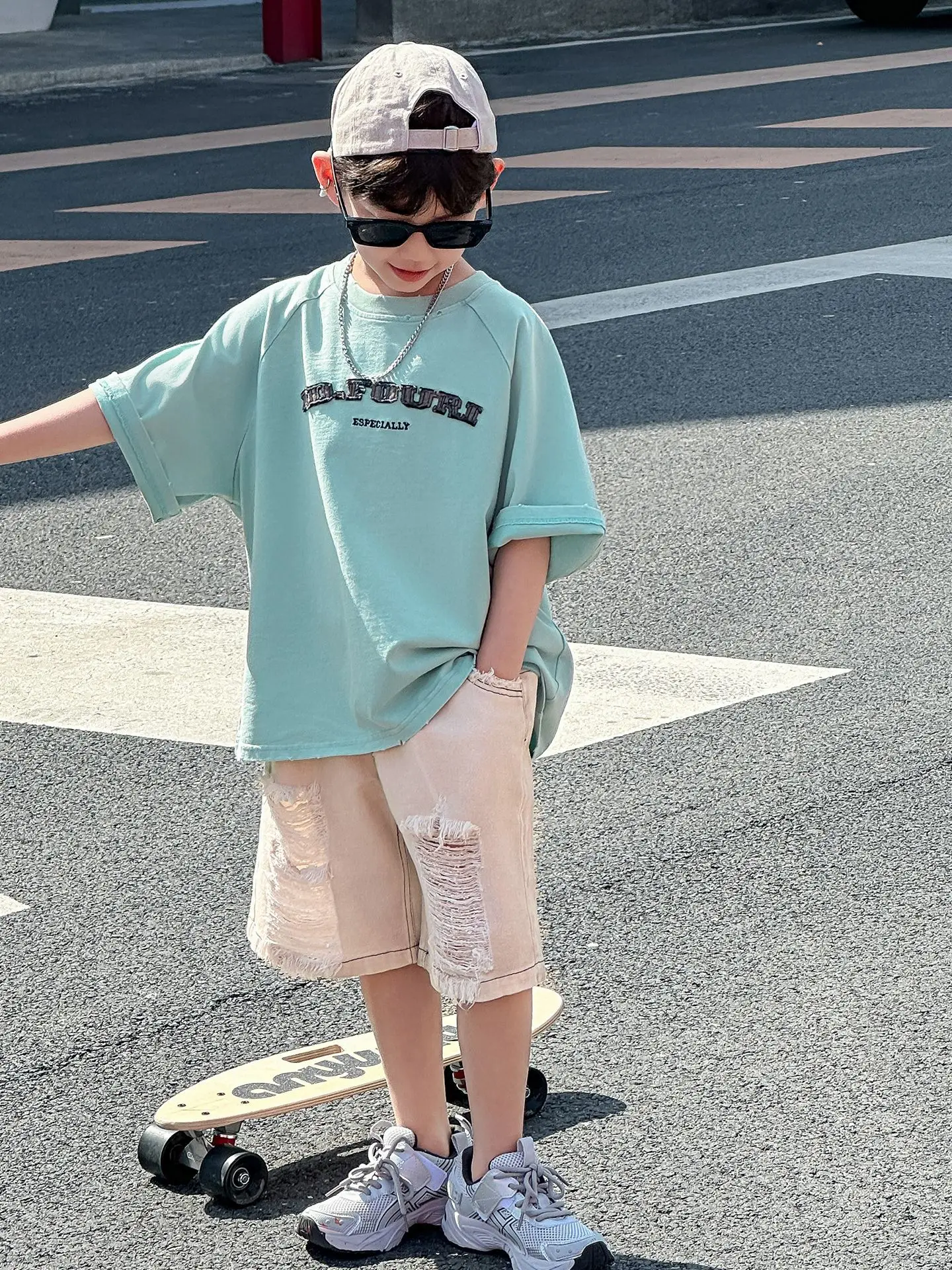 Boys Summer Shorts 2025 New Korean Fashion Vintage Ripped Denim Short Pants Kids Knee-length All-match Daily Trousers
Boys Summer Shorts 2025 New Korean Fashion Vintage Ripped Denim Short Pants Kids Knee-length All-match Daily Trousers