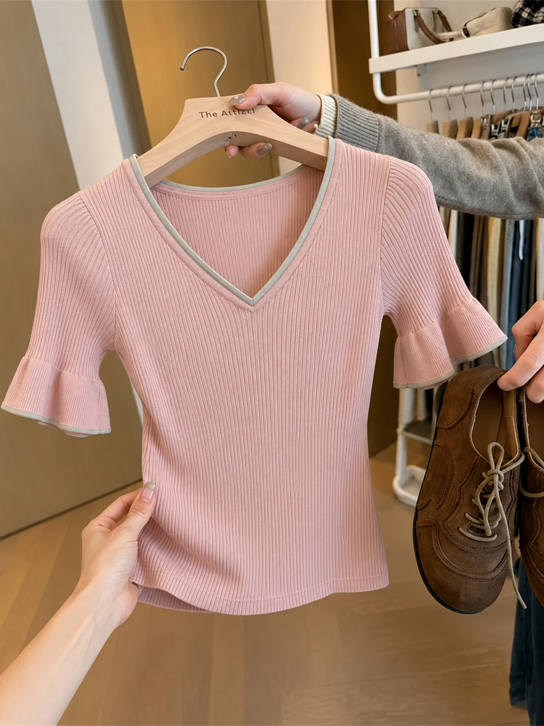 Elegant V-Neck Ice Silk Knitted Top Short Sleeve Pullover Commute Friendly Summer Fashion Women's Straight Cut Basic T-Shirt
Elegant V-Neck Ice Silk Knitted Top Short Sleeve Pullover Commute Friendly Summer Fashion Women's Straight Cut Basic T-Shirt