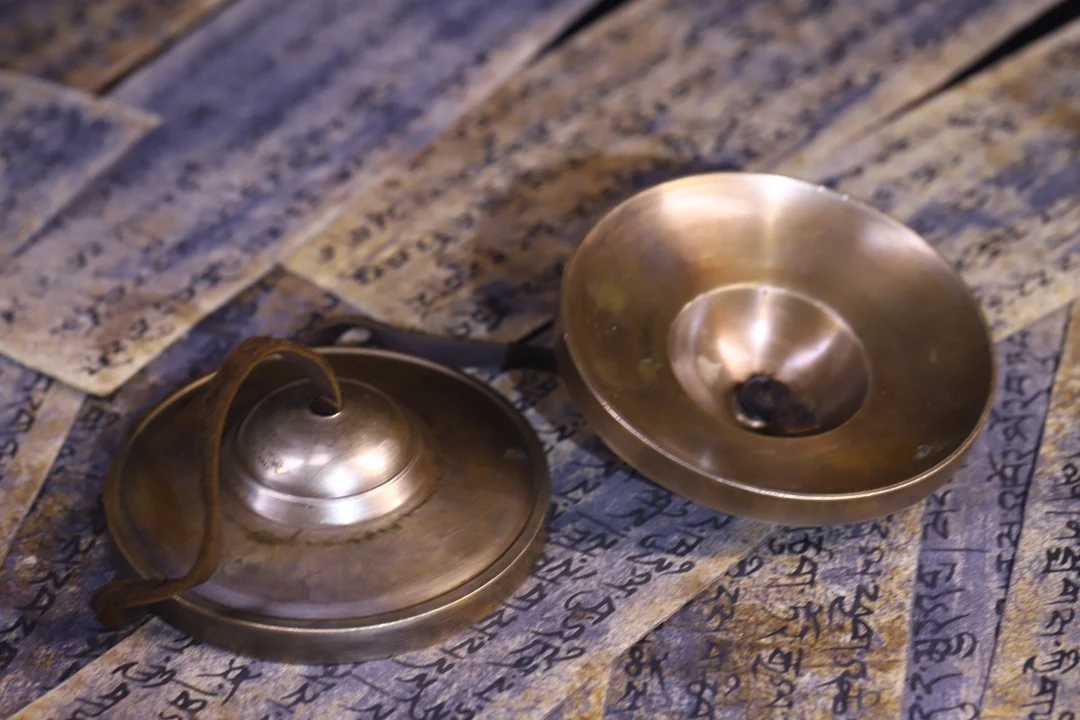 3"Tibetan Temple Collection Old Bronze Buddha Bell Old Bell Ringing Pendant Amulet Dharma Worship Hall Town house
3"Tibetan Temple Collection Old Bronze Buddha Bell Old Bell Ringing Pendant Amulet Dharma Worship Hall Town house