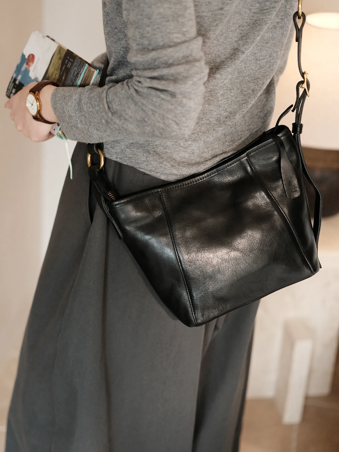 simple vintage luxury handmade genuine leather women crossbody bag outdoor daily designer real cow leather ladies shoulder bag
simple vintage luxury handmade genuine leather women crossbody bag outdoor daily designer real cow leather ladies shoulder bag