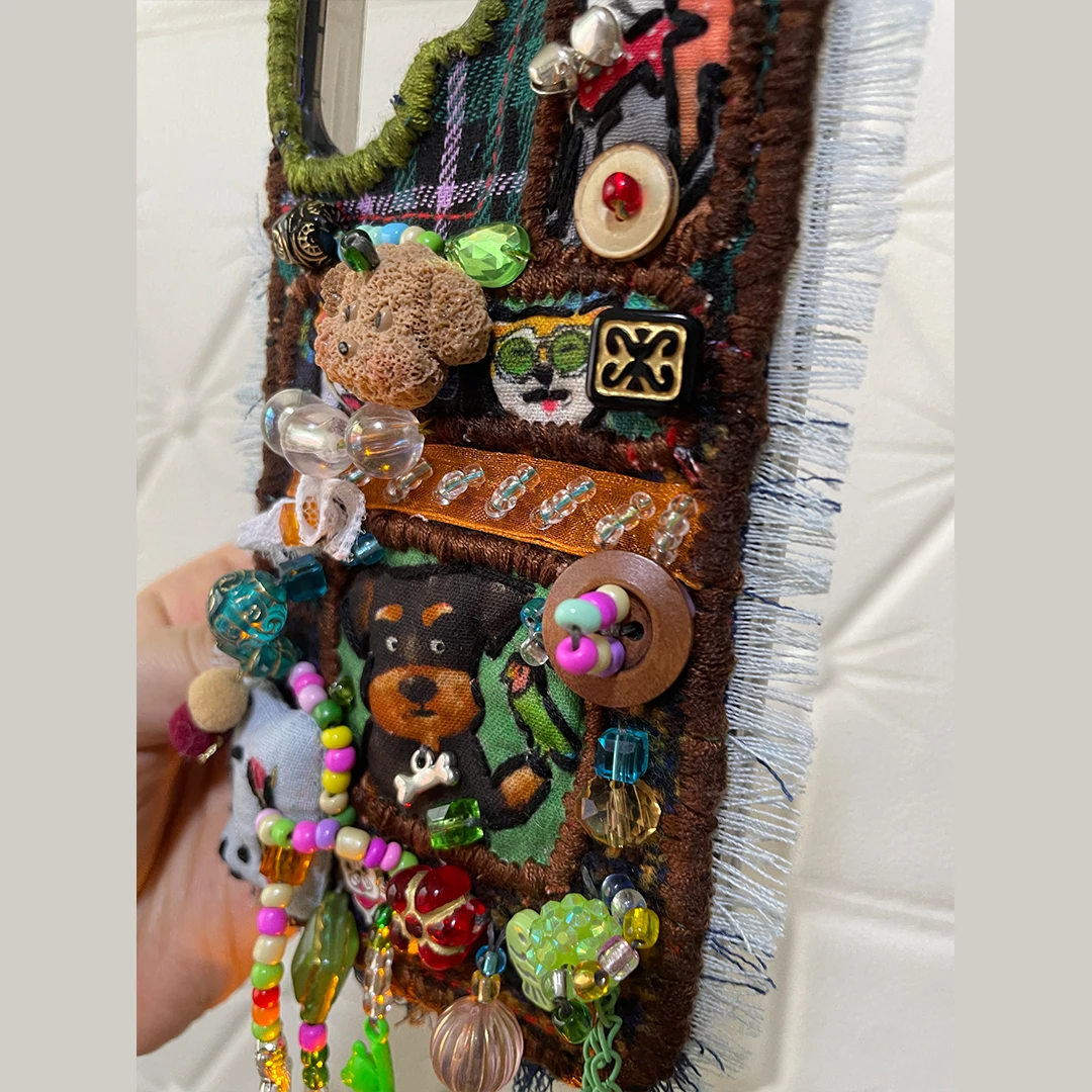 4006 Handmade Vintage Plaid Fabric Patchwork Phone Case Cute General Dog Pattern Appliques Fringed Trim Colorful Bead Dangling
4006 Handmade Vintage Plaid Fabric Patchwork Phone Case Cute General Dog Pattern Appliques Fringed Trim Colorful Bead Dangling