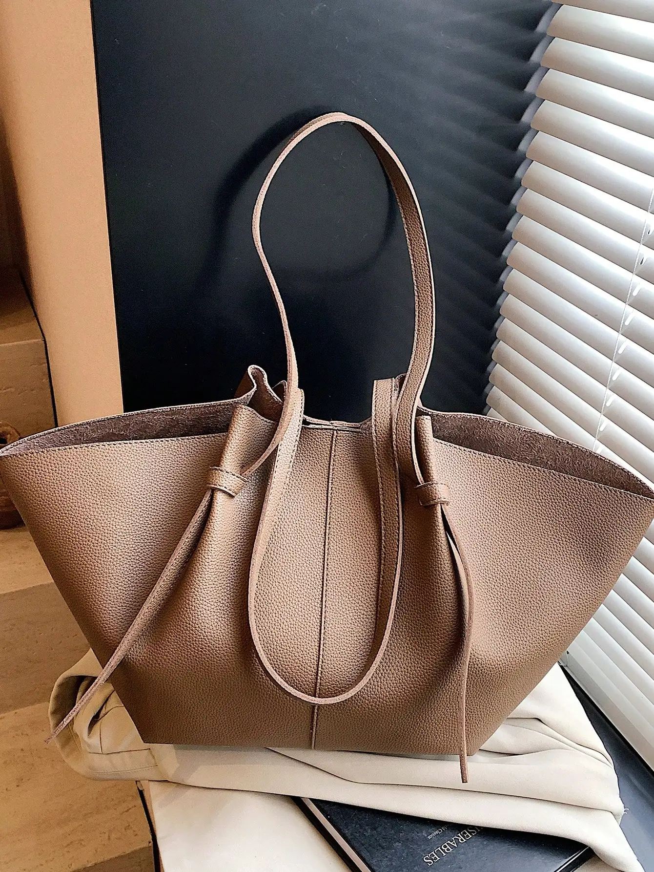 PU Leather Shoulder Bag Women Large Capacity Tote Bag Book Bag, Dual Handles Design With Snap Closure, Suitable For Travel, Shopping, Dating, Ladies Gift, Fits Teenagers, College Girls, And Office Workers
PU Leather Shoulder Bag Women Large Capacity Tote Bag Book Bag, Dual Handles Design With Snap Closure, Suitable For Travel, Shopping, Dating, Ladies Gift, Fits Teenagers, College Girls, And Office Workers