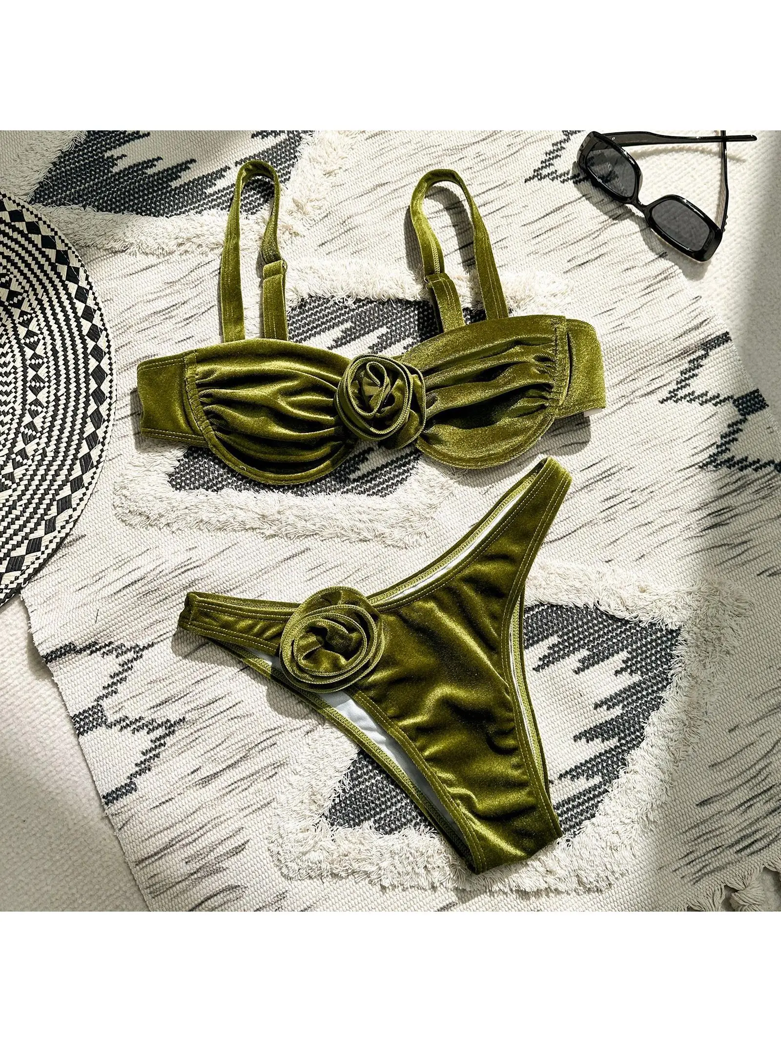 3D-купальник Flikini: модный раздельный купальник с металлическими вставками и подкладкой для груди, дизайн из полиэстера.
3D-купальник Flikini: модный раздельный купальник с металлическими вставками и подкладкой для груди, дизайн из полиэстера.