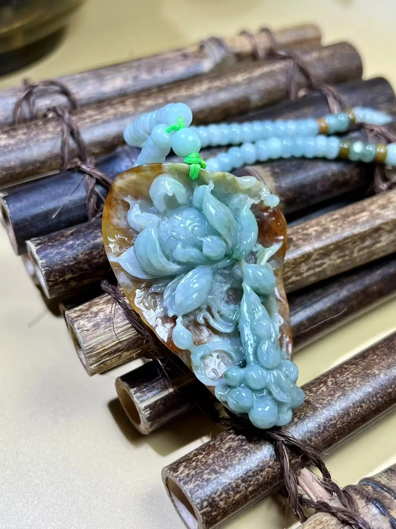 Natural Grade A Yellow Jadeite Lotus Necklace – Hand-Carved 3D Lotus Flower Pendant for Purity and Prosperity - Jewelry Gifts
Natural Grade A Yellow Jadeite Lotus Necklace – Hand-Carved 3D Lotus Flower Pendant for Purity and Prosperity - Jewelry Gifts