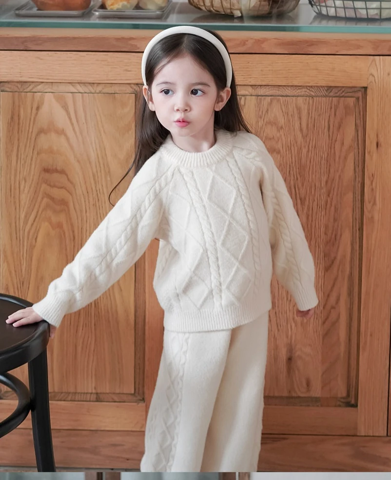 2026 Spring and Autumn Korean Girls Retro Knitted Yarn Set Girls Baby Sweater Threaded Pants Casual Two Piece Set
2026 Spring and Autumn Korean Girls Retro Knitted Yarn Set Girls Baby Sweater Threaded Pants Casual Two Piece Set
