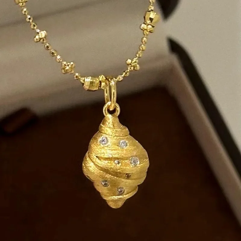 Vintage antique gold crafts brushed diamond inlaid small bread necklace unique design pendant exquisite collarbone chain jewelry
Vintage antique gold crafts brushed diamond inlaid small bread necklace unique design pendant exquisite collarbone chain jewelry