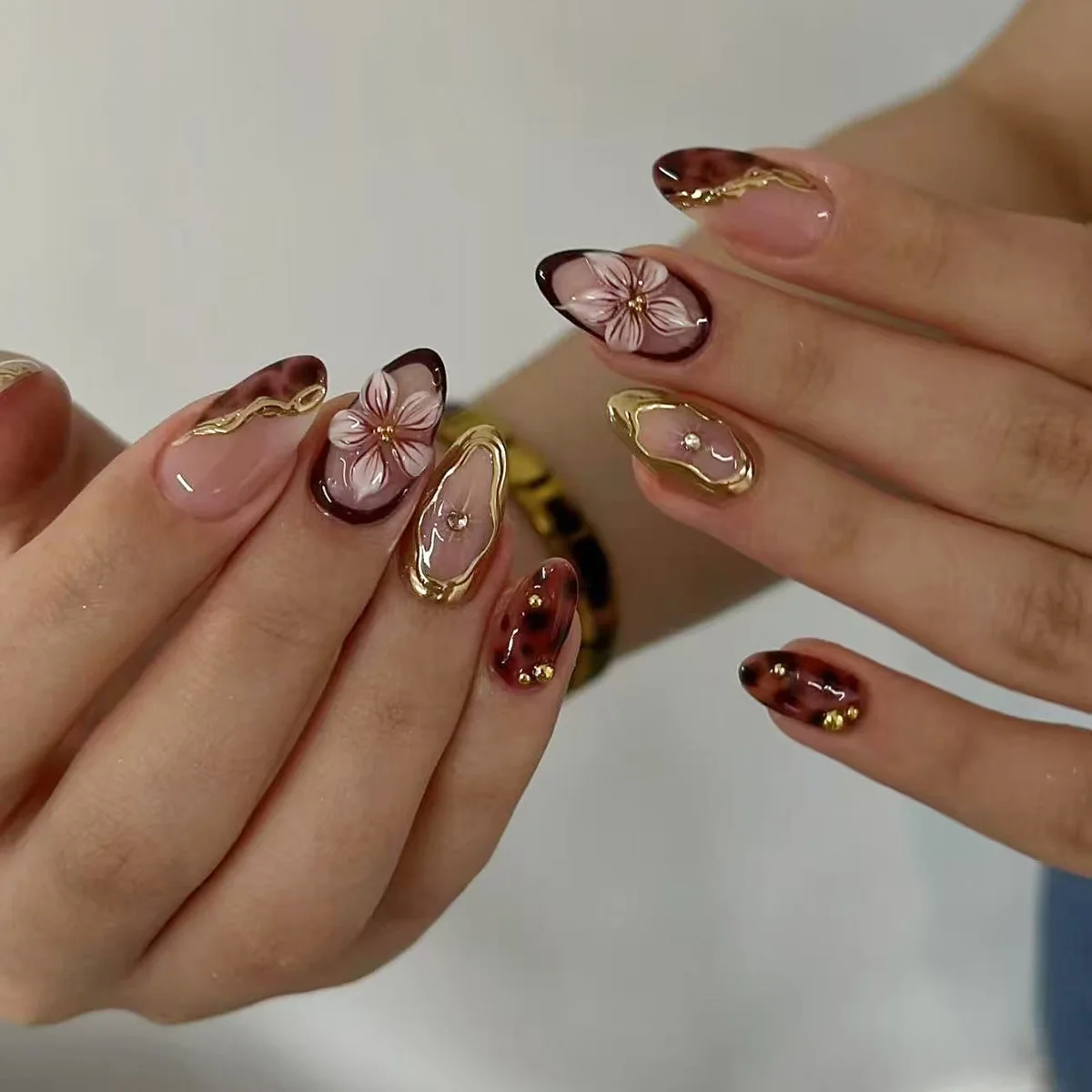 24Pcs Wearable Almond Fake Nail Tips Golden Long Round Head False Nails with Flower Design Reusable Fashion Nails Set Press On
24Pcs Wearable Almond Fake Nail Tips Golden Long Round Head False Nails with Flower Design Reusable Fashion Nails Set Press On