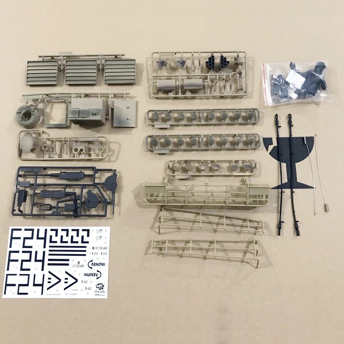 3918 Decoration Plastic Parts Set for Heng Long 1/16 Scale RC Tank Model USA M1A2 Abrams Accessories
3918 Decoration Plastic Parts Set for Heng Long 1/16 Scale RC Tank Model USA M1A2 Abrams Accessories