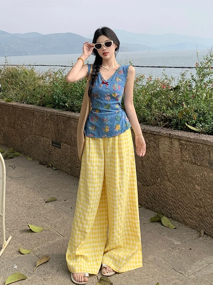 plus Size Fashionable Embroidered Set Summer New Design Floral V-Neck Vest Top Plaid Wide Leg Pants High Waist Long Pants
plus Size Fashionable Embroidered Set Summer New Design Floral V-Neck Vest Top Plaid Wide Leg Pants High Waist Long Pants