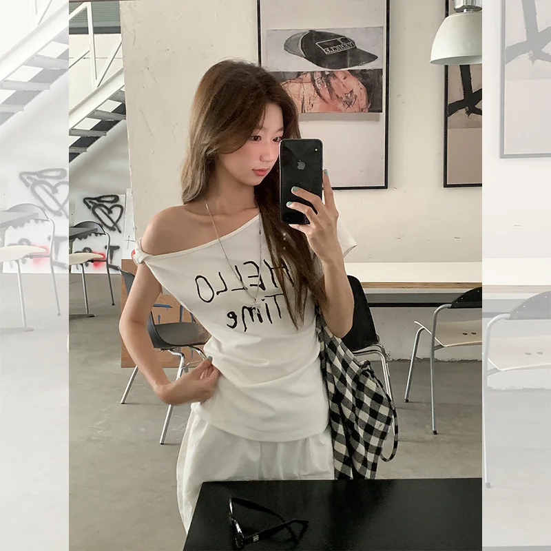 Sweet Spicy Girl Sexy Off-Shoulder Asymmetrical Neck Letter Print Design Short Sleeve T-Shirt for Women Summer OOTD Outfit Top
Sweet Spicy Girl Sexy Off-Shoulder Asymmetrical Neck Letter Print Design Short Sleeve T-Shirt for Women Summer OOTD Outfit Top