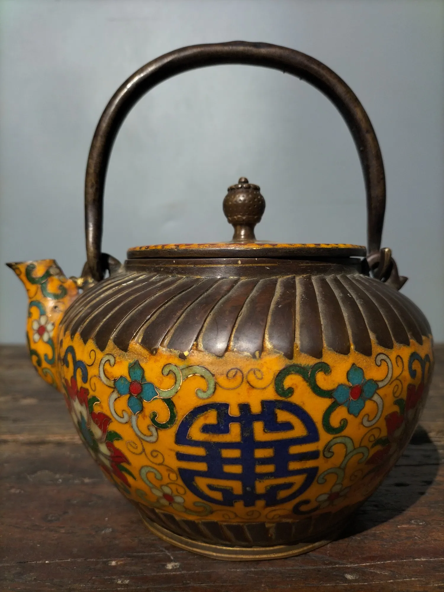 8"Tibetan Temple Collection old Bronze Cloisonne Fushou longevity splash kettle teapot ornament Town house Exorcism
8"Tibetan Temple Collection old Bronze Cloisonne Fushou longevity splash kettle teapot ornament Town house Exorcism