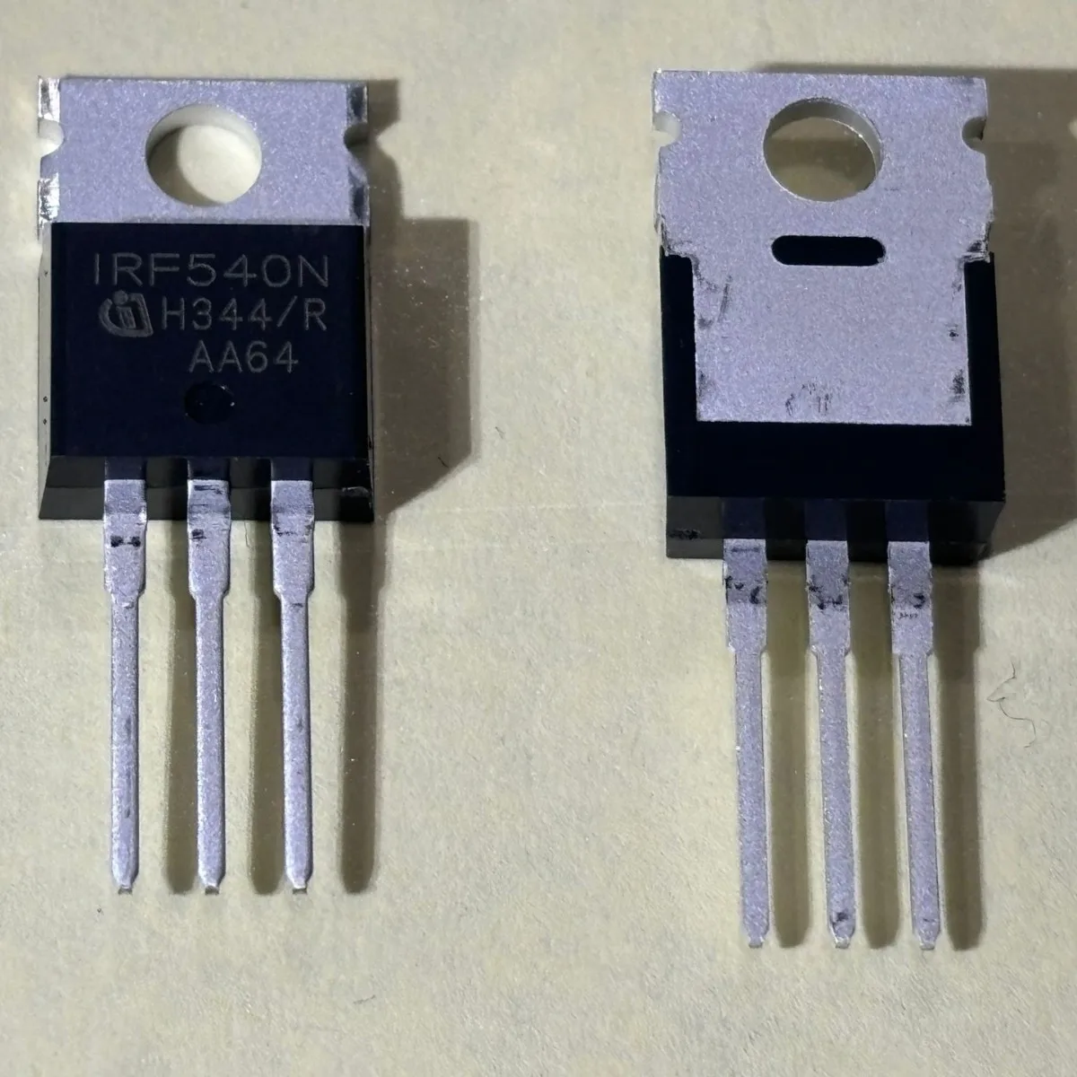 Полевой транзистор IRF540N (MOSFET) IRF540NPBF Оригинальная интегральная схема микросхемы N-канала 100 В 33 А
Полевой транзистор IRF540N (MOSFET) IRF540NPBF Оригинальная интегральная схема микросхемы N-канала 100 В 33 А