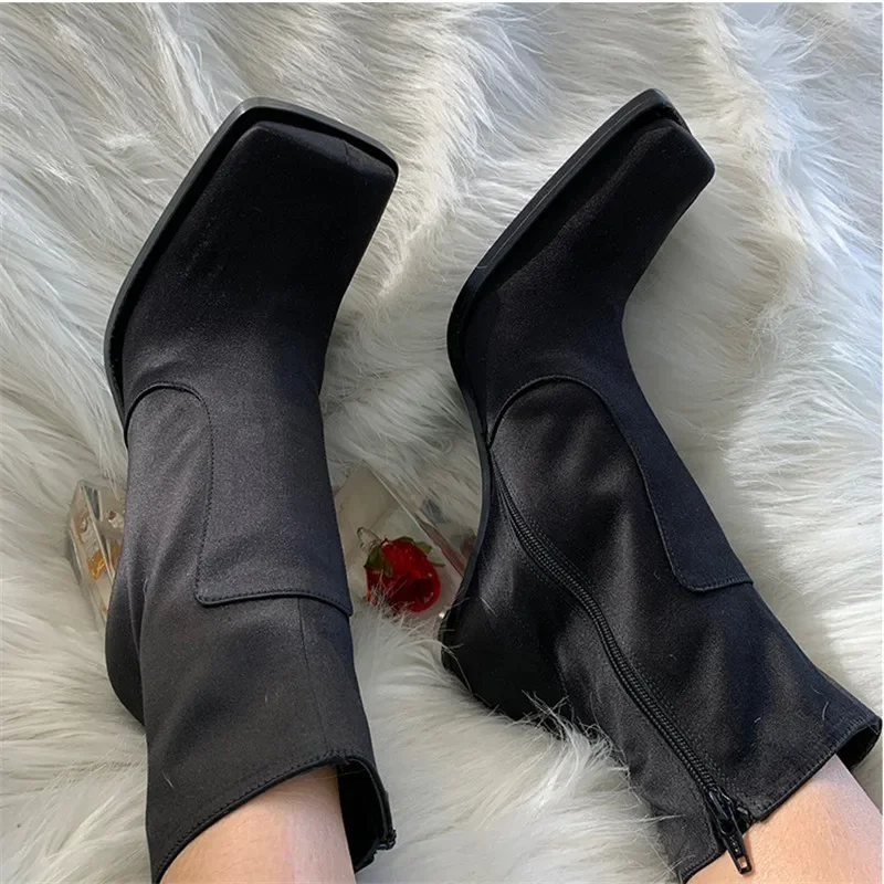 Autumn and Winter Women's Black Patent Leather Ankle Boots Side Zipper Rose In Clear Crystal Block Heel Fashion All Match Boots
Autumn and Winter Women's Black Patent Leather Ankle Boots Side Zipper Rose In Clear Crystal Block Heel Fashion All Match Boots