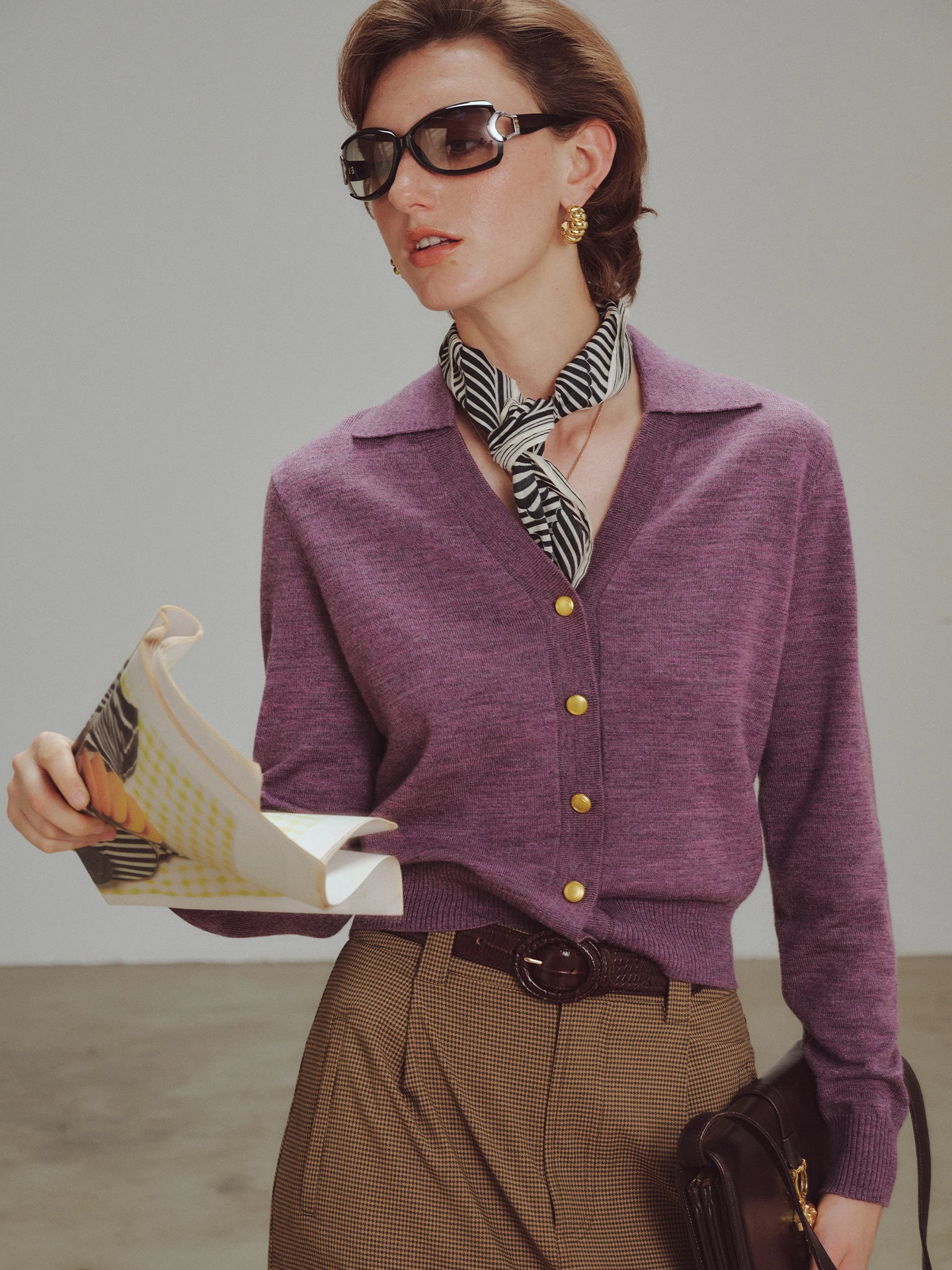Vintage Neck Ultra-Thin 100 Wool Knitted Cardigan Slim Fit Short Style Golden Button Sweater Women's Casual Fashion
Vintage Neck Ultra-Thin 100 Wool Knitted Cardigan Slim Fit Short Style Golden Button Sweater Women's Casual Fashion