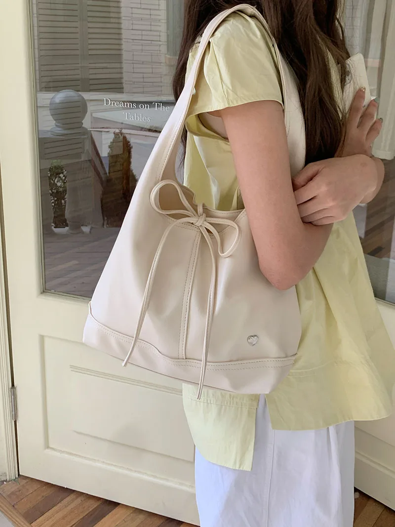 Korean Sle Commuter Women's Bag Casual All-Match Large Capaci Single oulder Armpit Tote Bag with Knot
Korean Sle Commuter Women's Bag Casual All-Match Large Capaci Single oulder Armpit Tote Bag with Knot