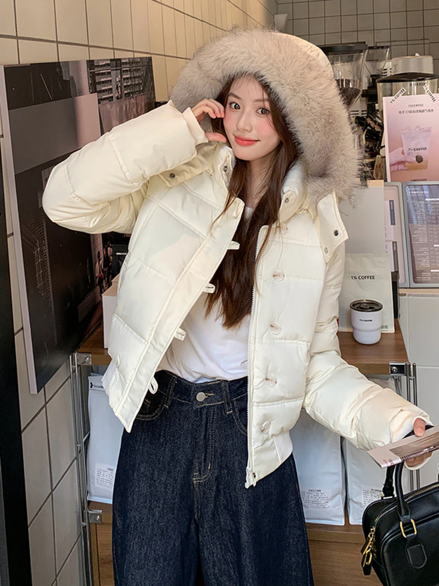 Белая женская утепленная куртка-пуховик свободного кроя из хлопка, теплая верхняя одежда в корейском стиле для повседневной носки, ветрозащитная, с меховым воротником
Белая женская утепленная куртка-пуховик свободного кроя из хлопка, теплая верхняя одежда в корейском стиле для повседневной носки, ветрозащитная, с меховым воротником