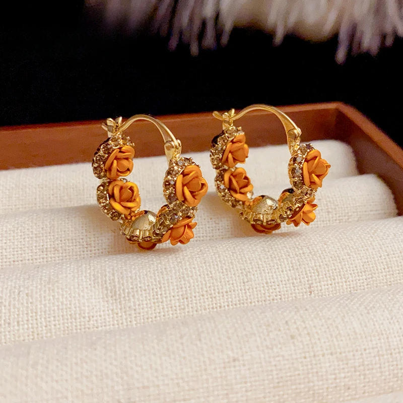 Light Luxury Champagne Rose Flower Ear Cuffs for Women Vintage High-End Fashion Hoop Earrings Elegant Autumn Winter Jewelry
Light Luxury Champagne Rose Flower Ear Cuffs for Women Vintage High-End Fashion Hoop Earrings Elegant Autumn Winter Jewelry