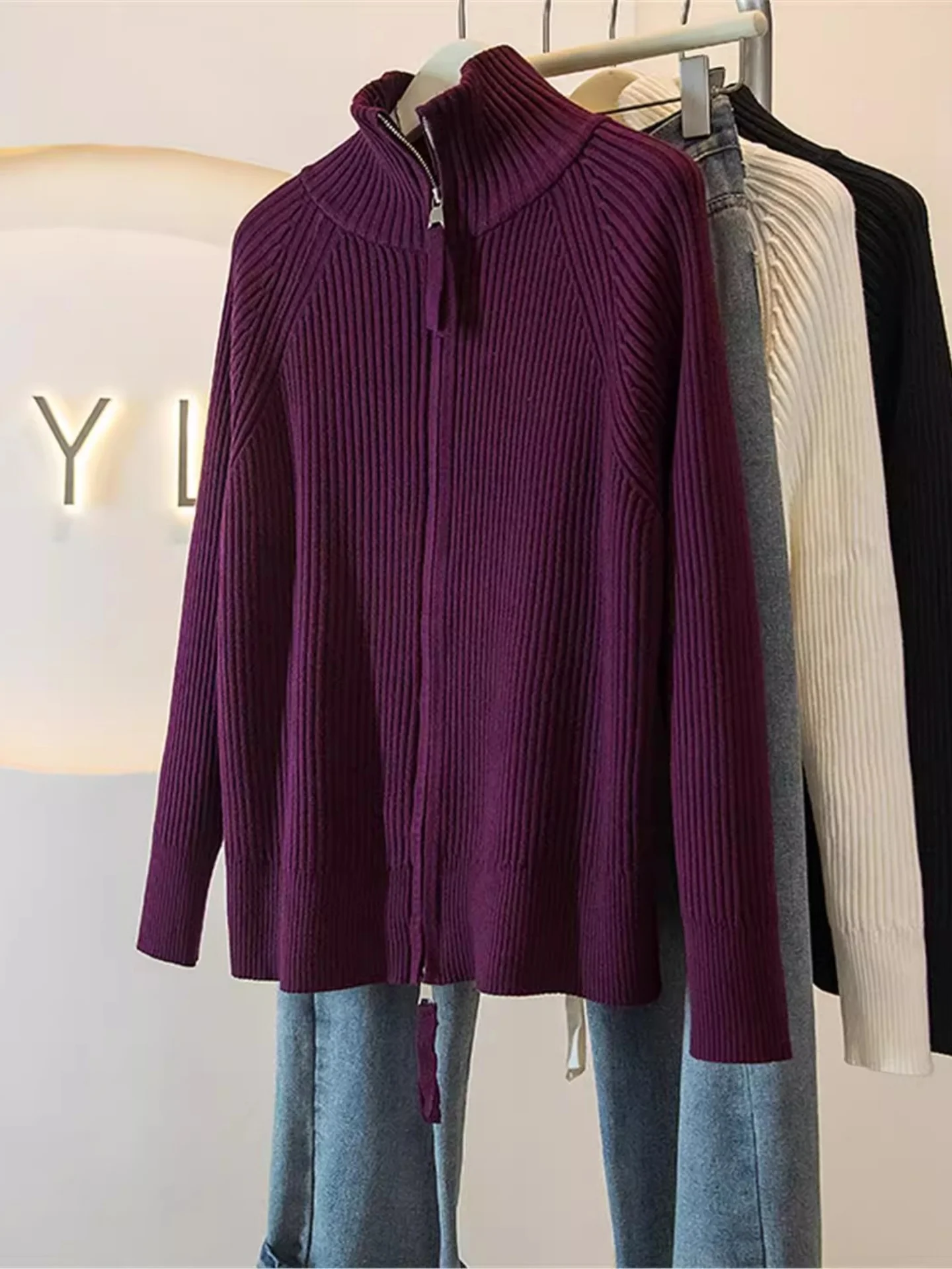 Мягкий уютный женский вязаный кардиган с высоким воротником и длинными рукавами, на двойной молнии, осенне-зимний, больших размеров, модный, комфортный свитер
Мягкий уютный женский вязаный кардиган с высоким воротником и длинными рукавами, на двойной молнии, осенне-зимний, больших размеров, модный, комфортный свитер