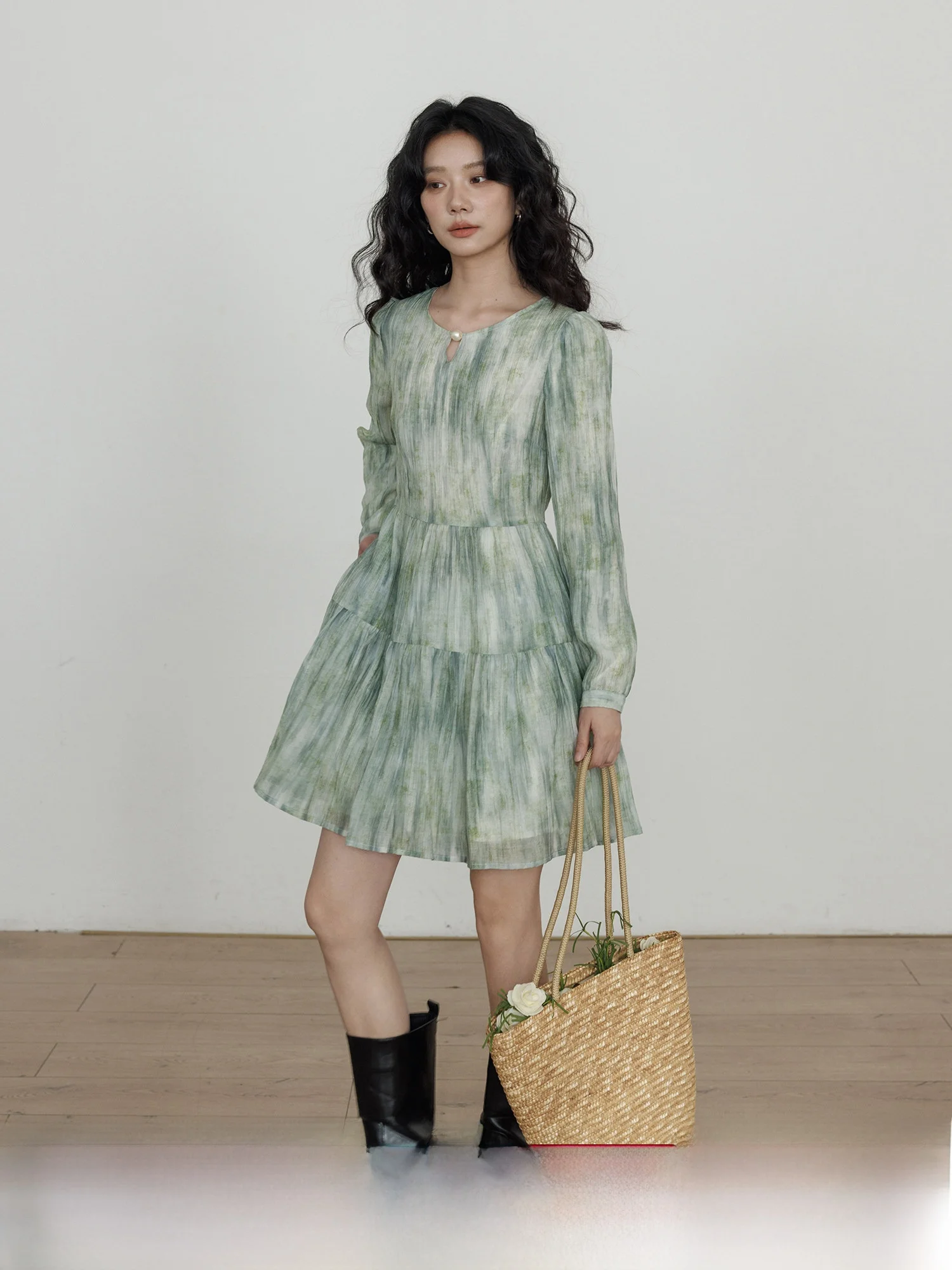 Весенняя женская блузка с круглым вырезом и текстурной отделкой, свободного кроя, с длинными рукавами, в стиле A-Line, с художественным дизайном
Весенняя женская блузка с круглым вырезом и текстурной отделкой, свободного кроя, с длинными рукавами, в стиле A-Line, с художественным дизайном