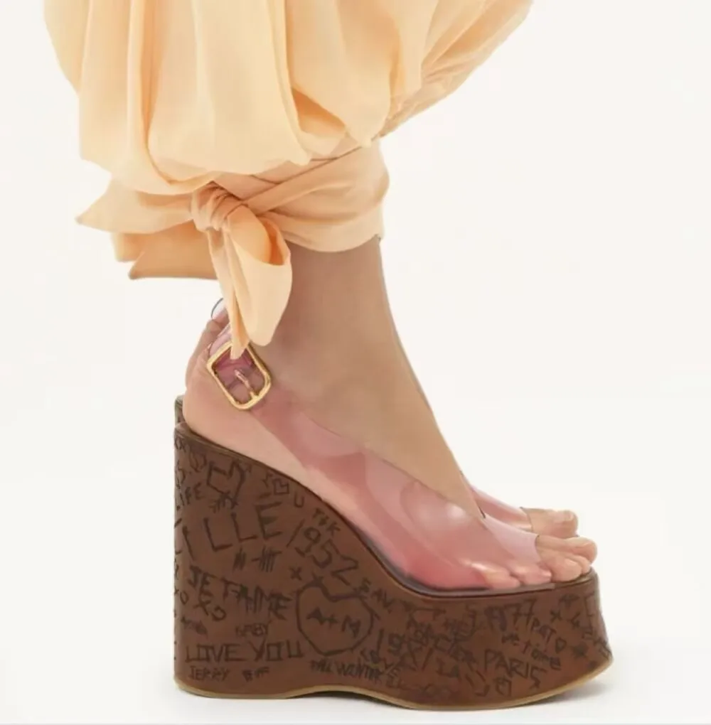 Clear Peep-Toe Ankle Strap Wedge Sandals Oversized Brown Printed Platform Sole Adjustable Gold Buckle Retro Casual Style Sandals
Clear Peep-Toe Ankle Strap Wedge Sandals Oversized Brown Printed Platform Sole Adjustable Gold Buckle Retro Casual Style Sandals