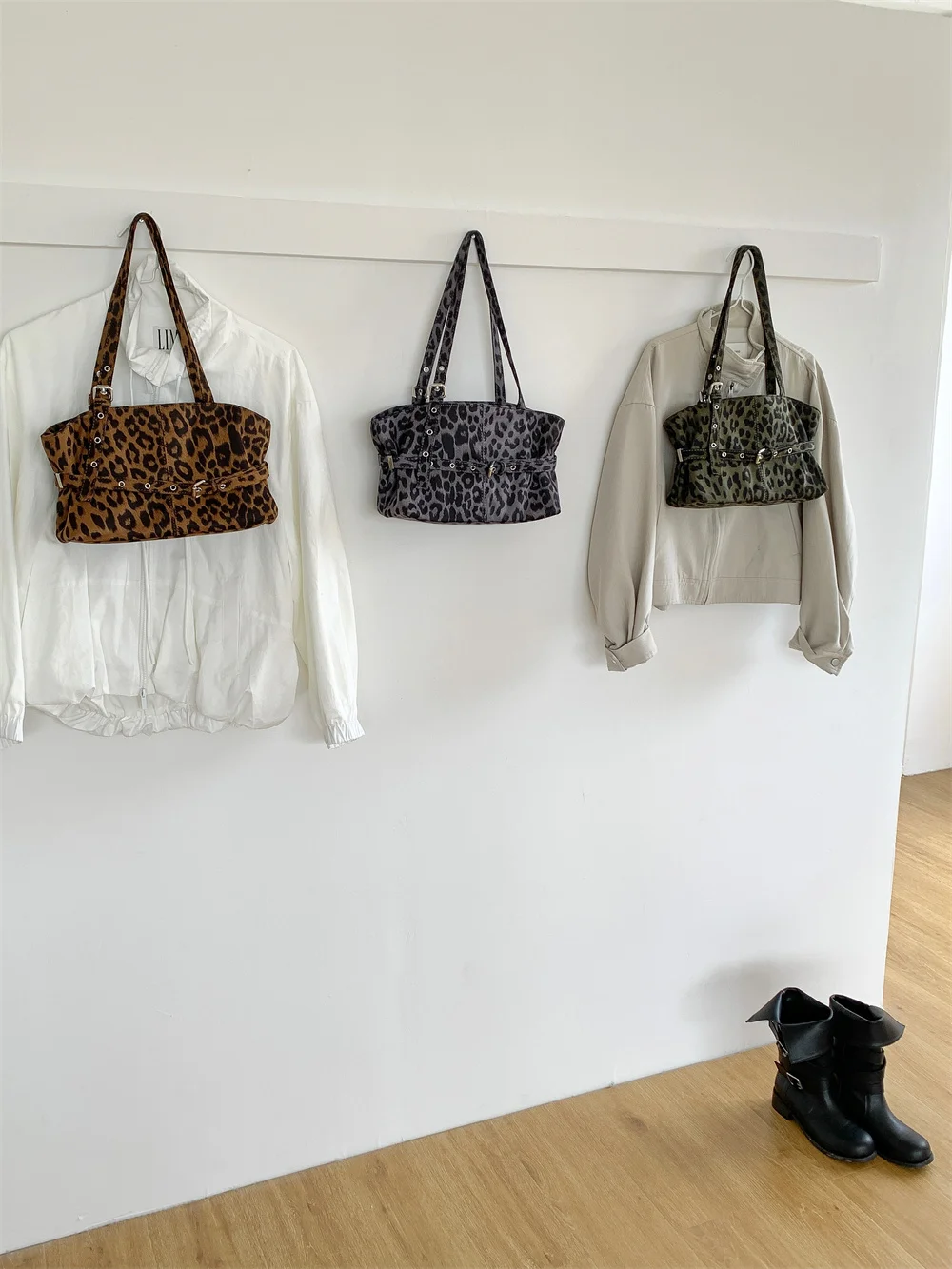 Trendy Faionable Leopard Print Tote Bag Casual Commuter Single oulder Bag with Belt Bule Versatile Bag for Men And Women
Trendy Faionable Leopard Print Tote Bag Casual Commuter Single oulder Bag with Belt Bule Versatile Bag for Men And Women