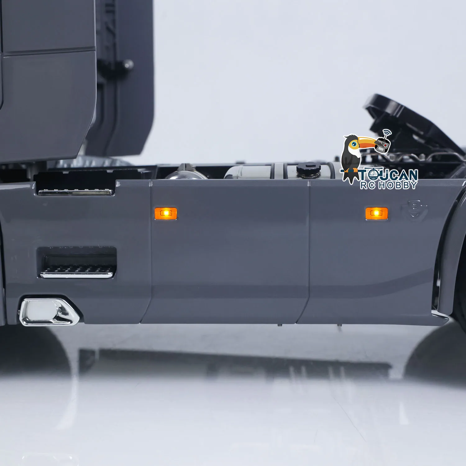 1/14 4x4 RC Tractor Truck Metal Chassis Fifth Wheel 3-speed Transmission with Transfer Case 4x2 Remote Control Lorry Model
1/14 4x4 RC Tractor Truck Metal Chassis Fifth Wheel 3-speed Transmission with Transfer Case 4x2 Remote Control Lorry Model