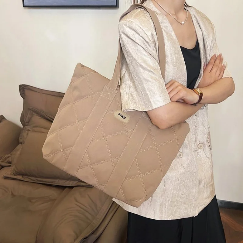 2025 Новая высококачественная женская кожаная сумка, роскошный бренд, известный дизайнер, модный винтажный Париж
2025 Новая высококачественная женская кожаная сумка, роскошный бренд, известный дизайнер, модный винтажный Париж 