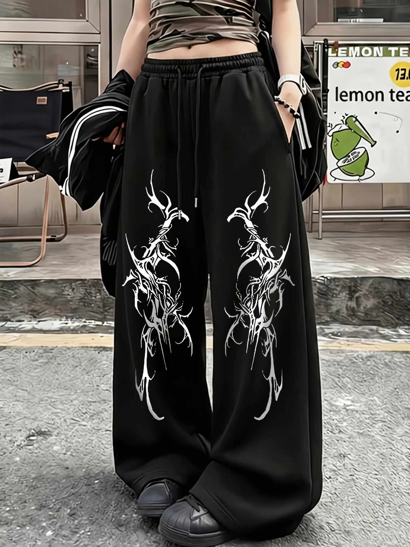 High-street style thorn totem print, women's casual sports straight-leg trousers, elastic waist drawstring wide-leg trousers.
High-street style thorn totem print, women's casual sports straight-leg trousers, elastic waist drawstring wide-leg trousers.
