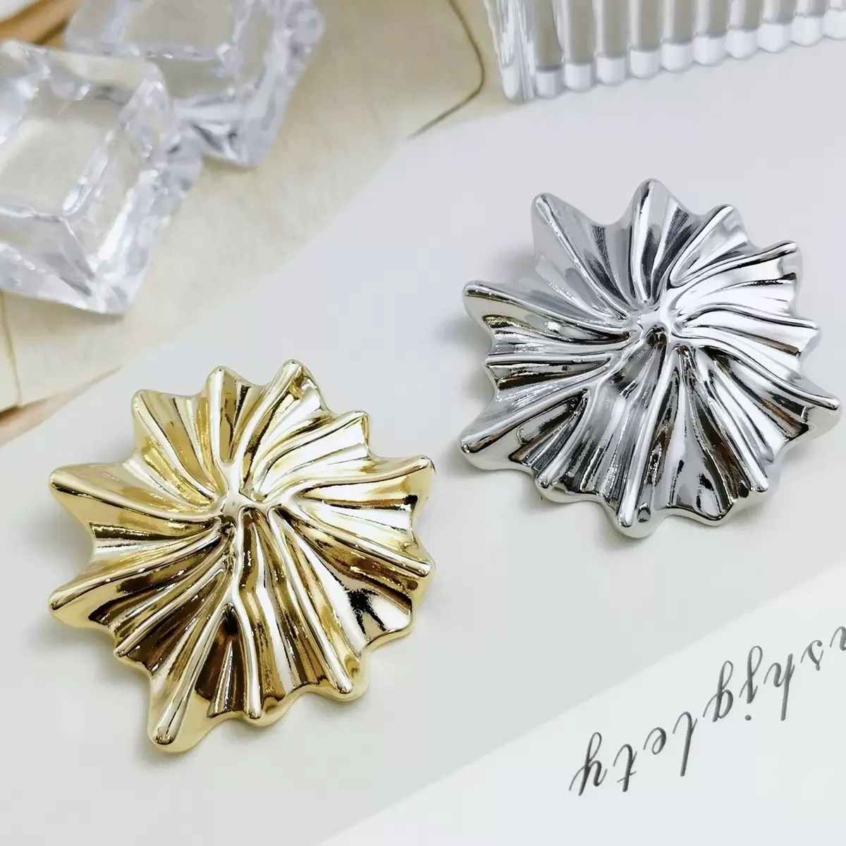 Umbrella Shaped Wrinkle Metal Buttons Large Special Alloy Fittings For Fur Trench Coat
Umbrella Shaped Wrinkle Metal Buttons Large Special Alloy Fittings For Fur Trench Coat