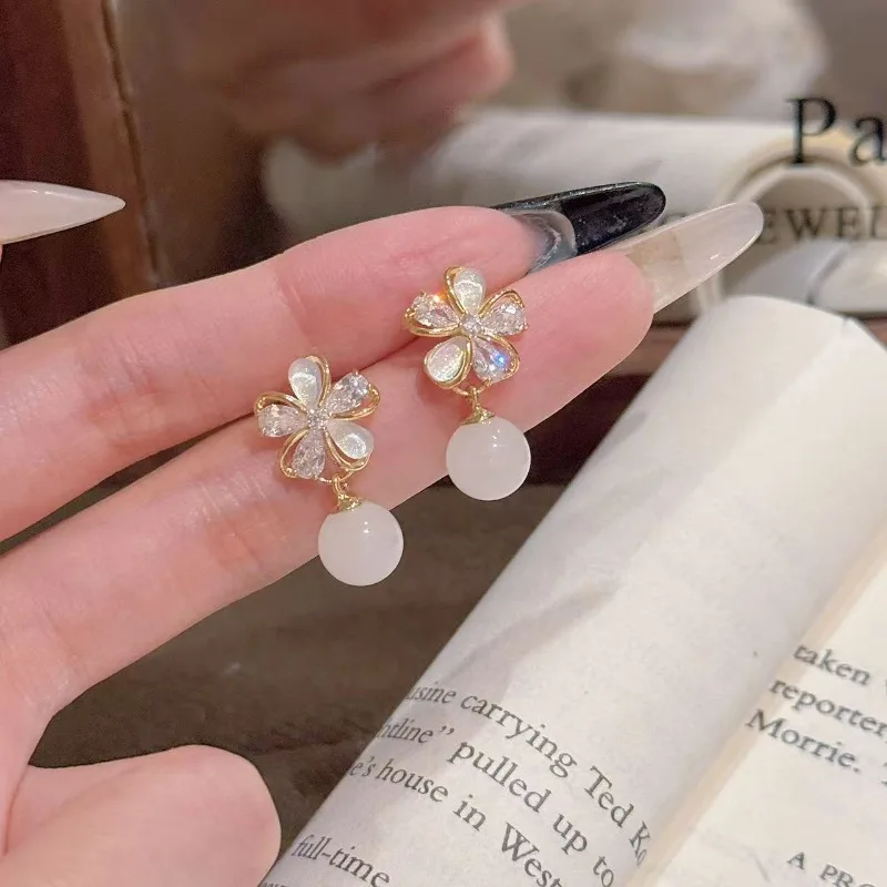 Flower White Jade Bead Pendant Earrings Light Luxury Niche High-end Earrings Gentle Wind Exquisite Temperament Versatile Earring
Flower White Jade Bead Pendant Earrings Light Luxury Niche High-end Earrings Gentle Wind Exquisite Temperament Versatile Earring