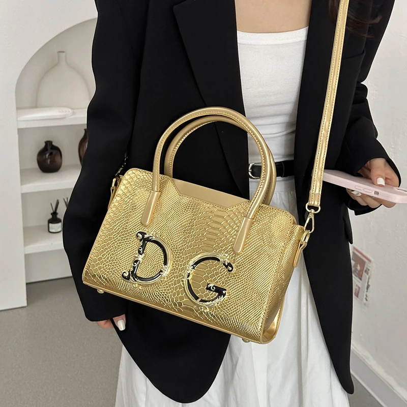 Famous casual zipper crossbody bag - luxurious shoulder bag with letter logo, elegant and fashionable party handbag
Famous casual zipper crossbody bag - luxurious shoulder bag with letter logo, elegant and fashionable party handbag